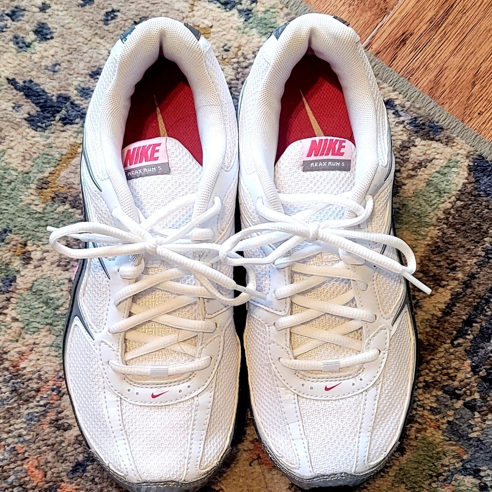 LIKE NEW!  👟 White NIKE REAX Women's Size 8.5 Athletic Shoes  👟